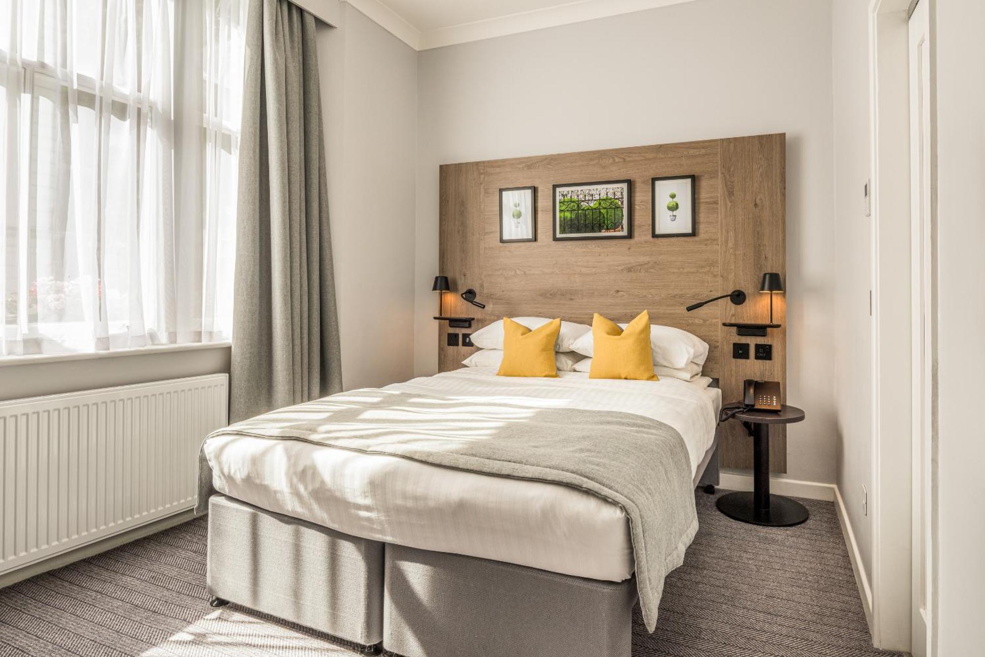 Princes Square London Room photo