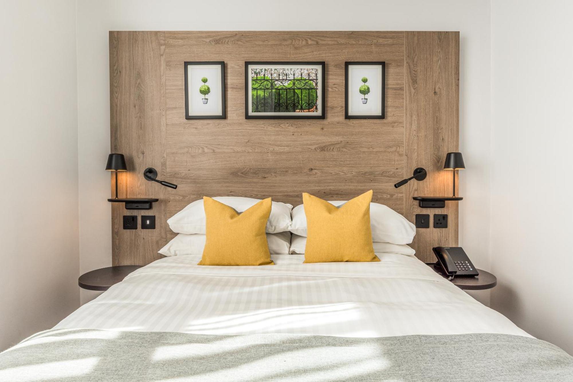 Princes Square London Room photo
