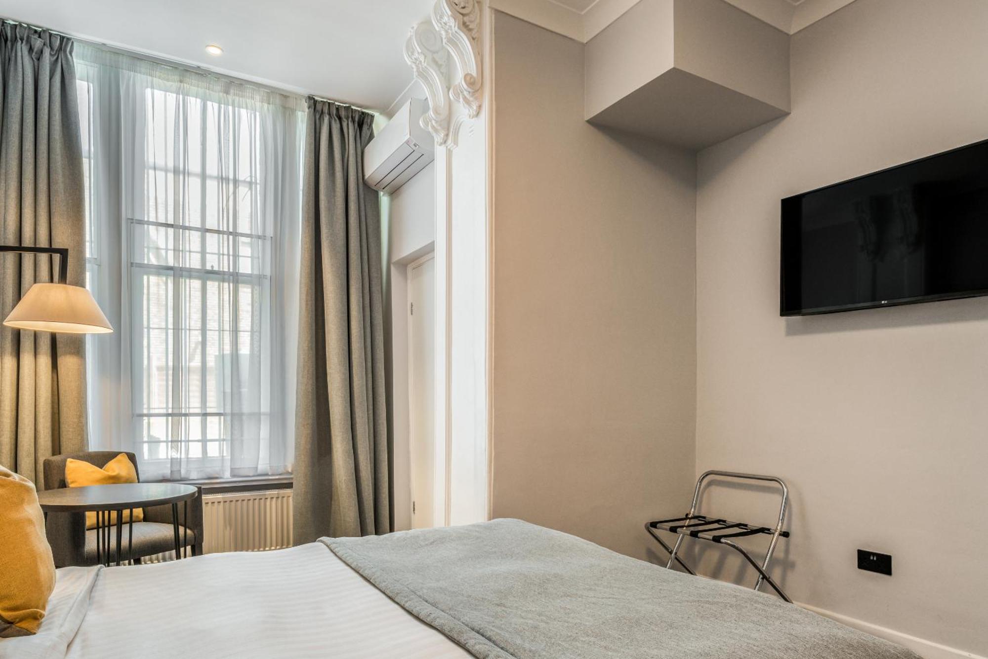 Princes Square London Room photo