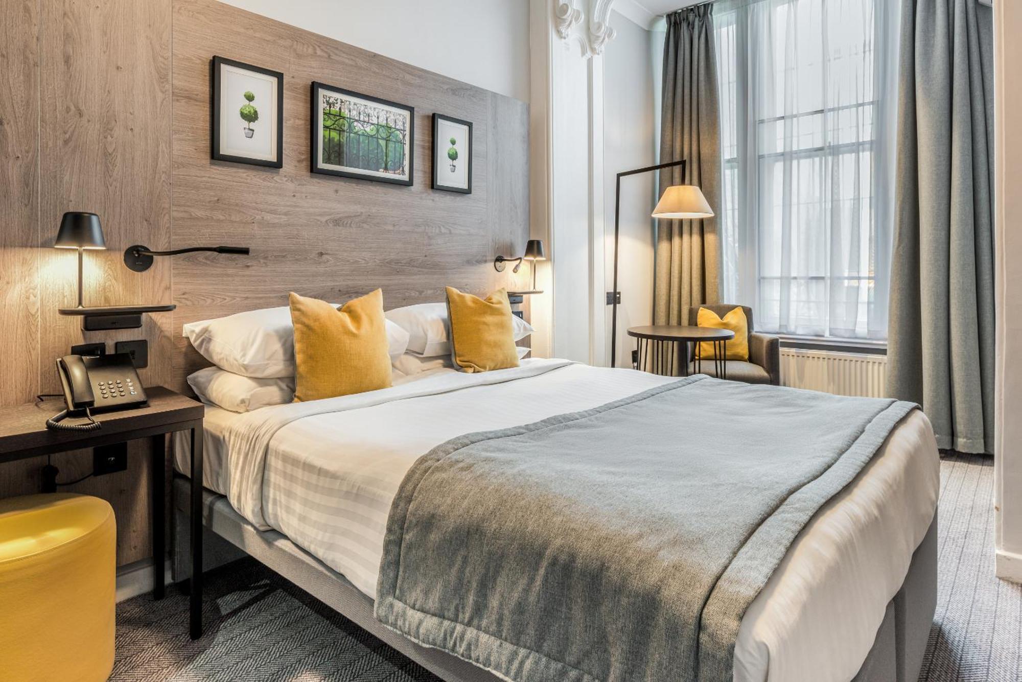 Princes Square London Room photo