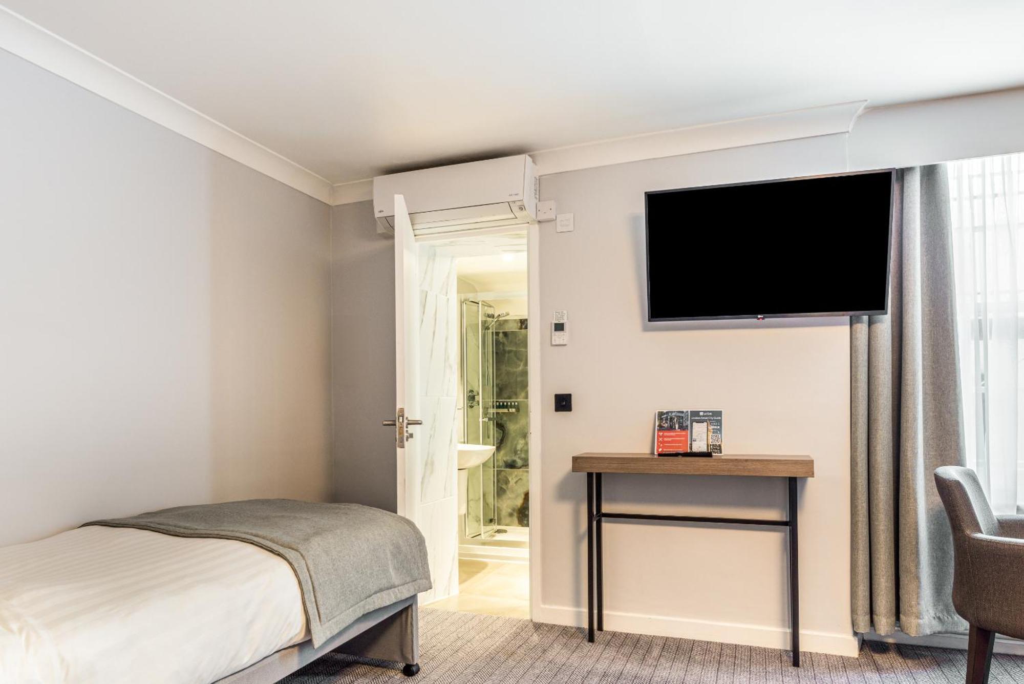 Princes Square London Room photo
