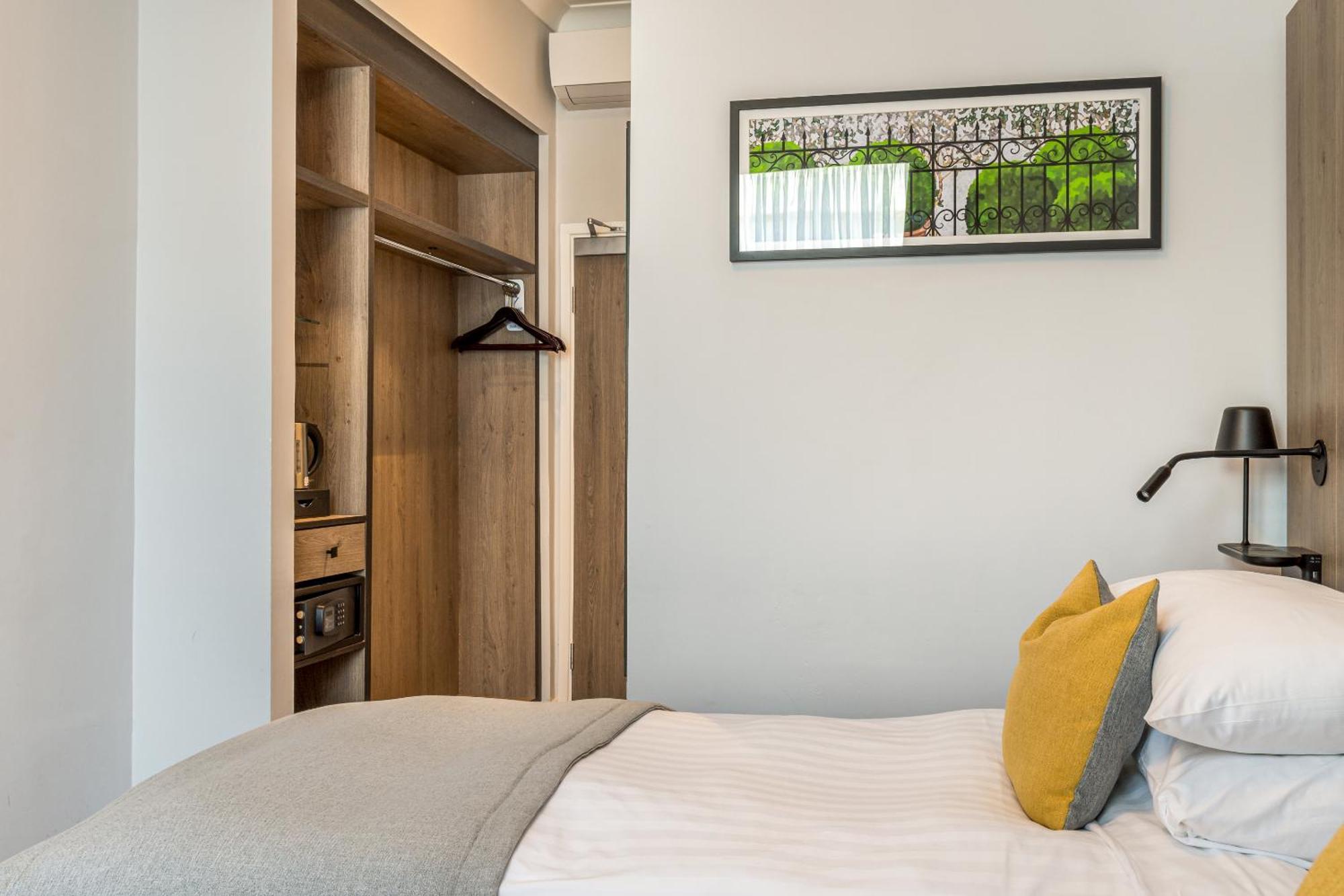Princes Square London Room photo