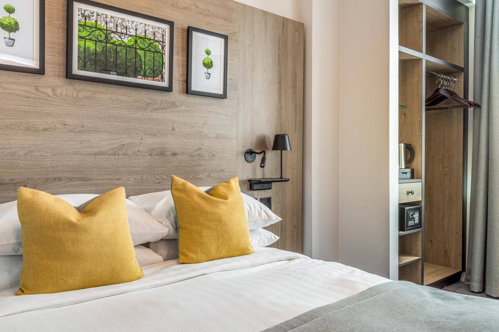 Princes Square London Room photo