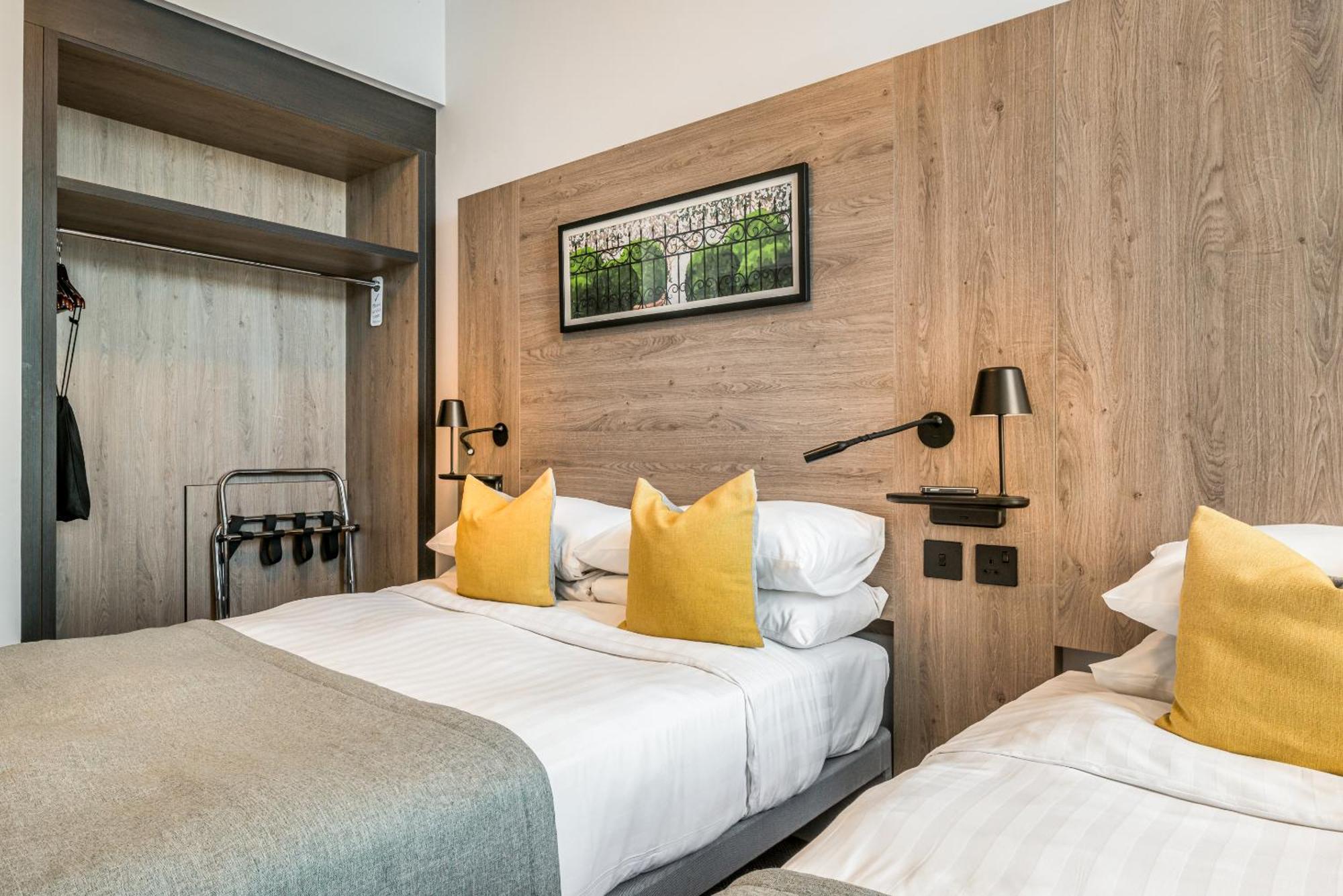 Princes Square London Room photo