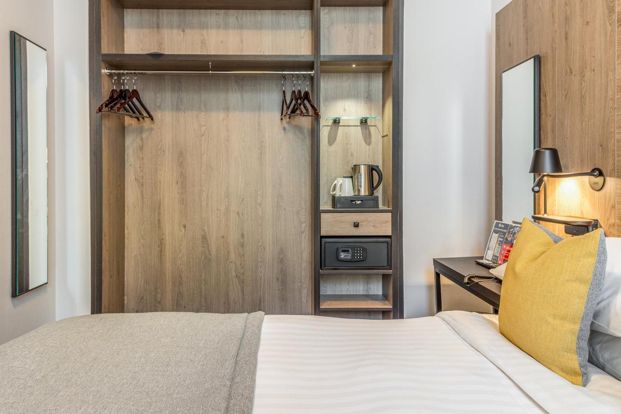 Princes Square London Room photo