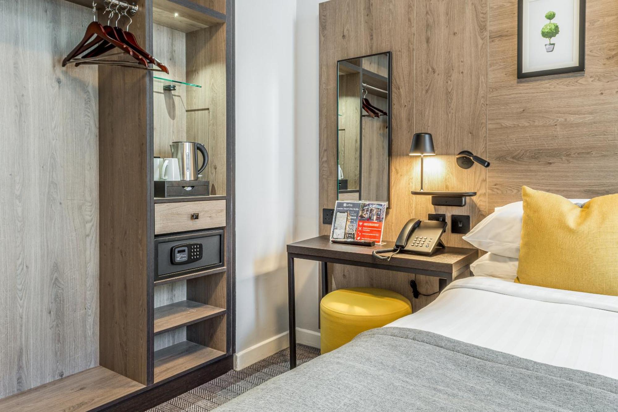 Princes Square London Room photo