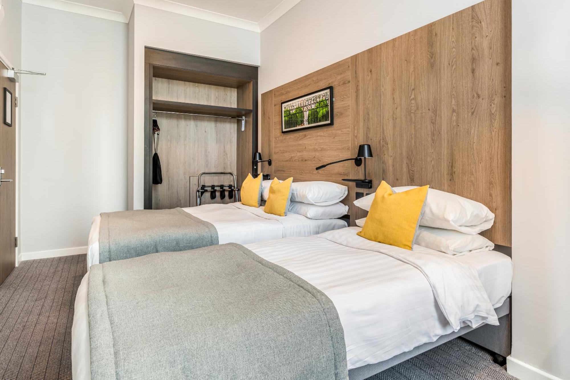 Princes Square London Room photo