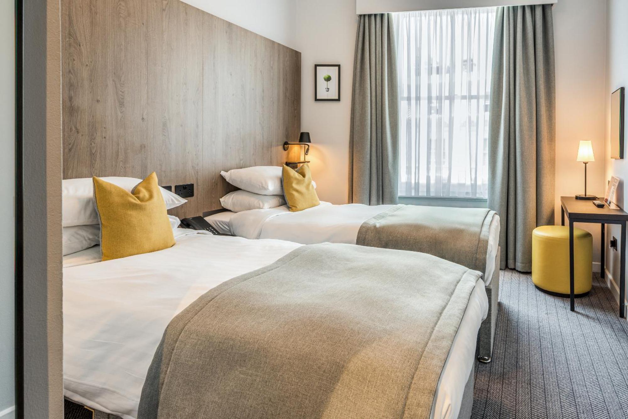 Princes Square London Room photo
