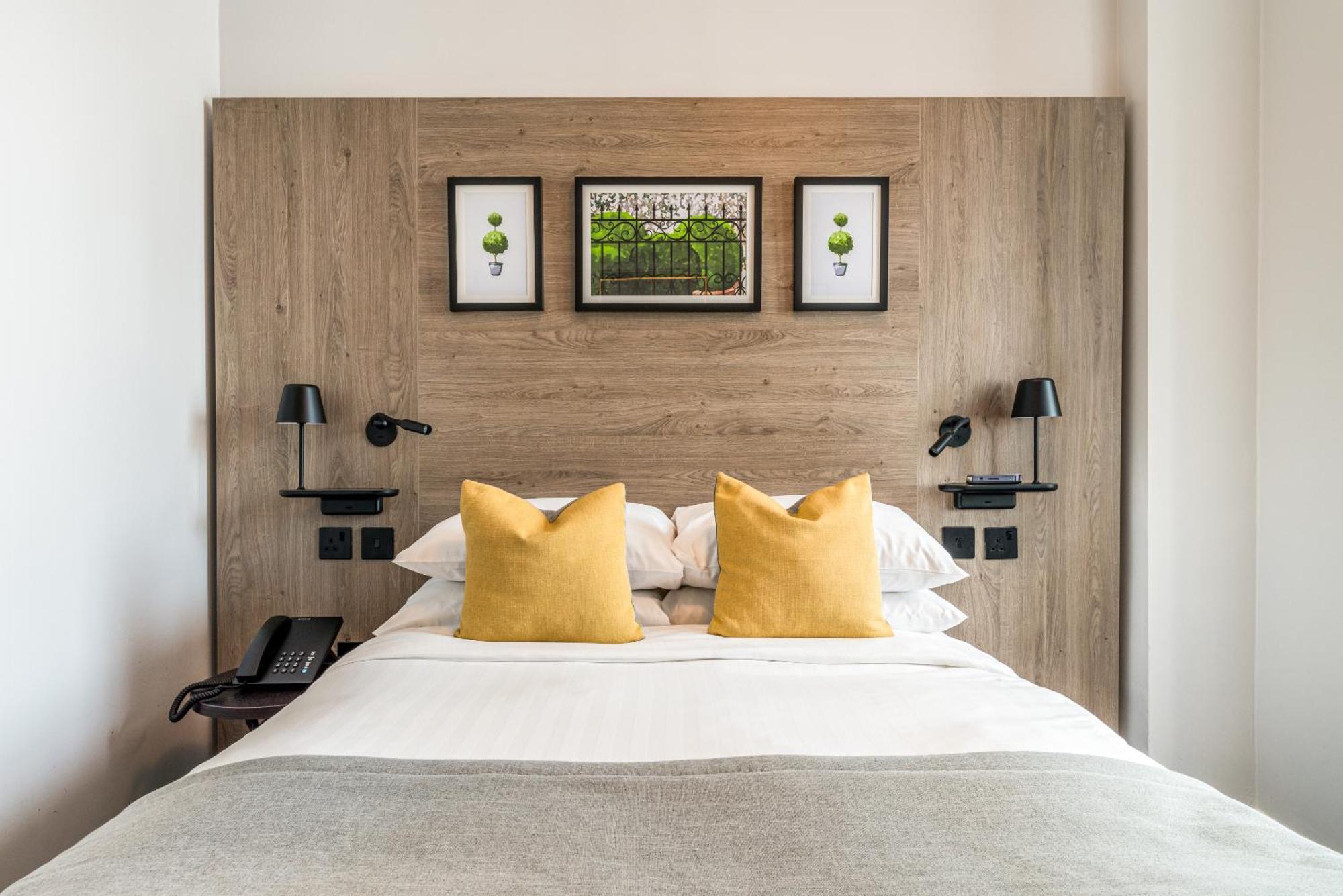 Princes Square London Room photo