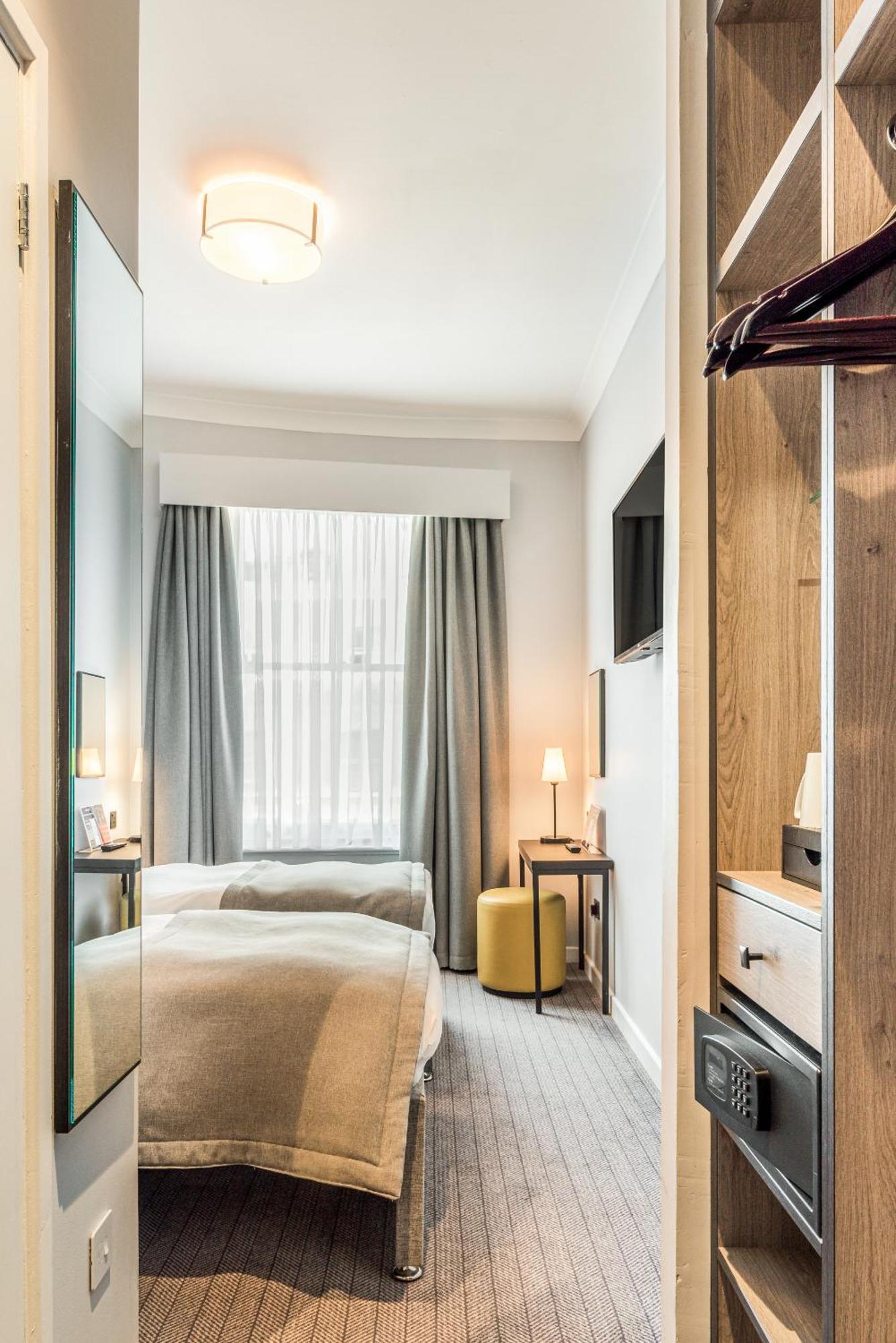 Princes Square London Room photo