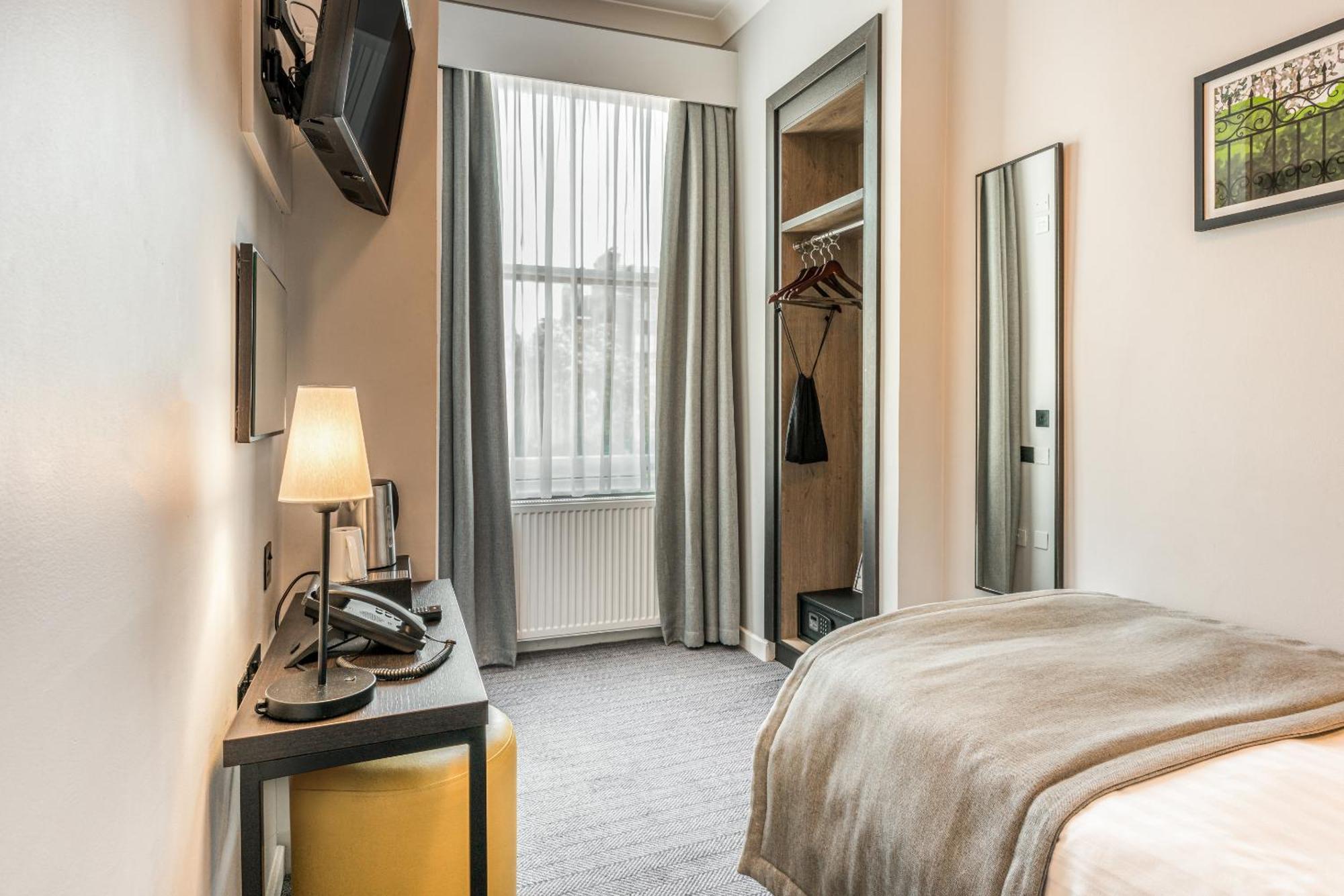 Princes Square London Room photo