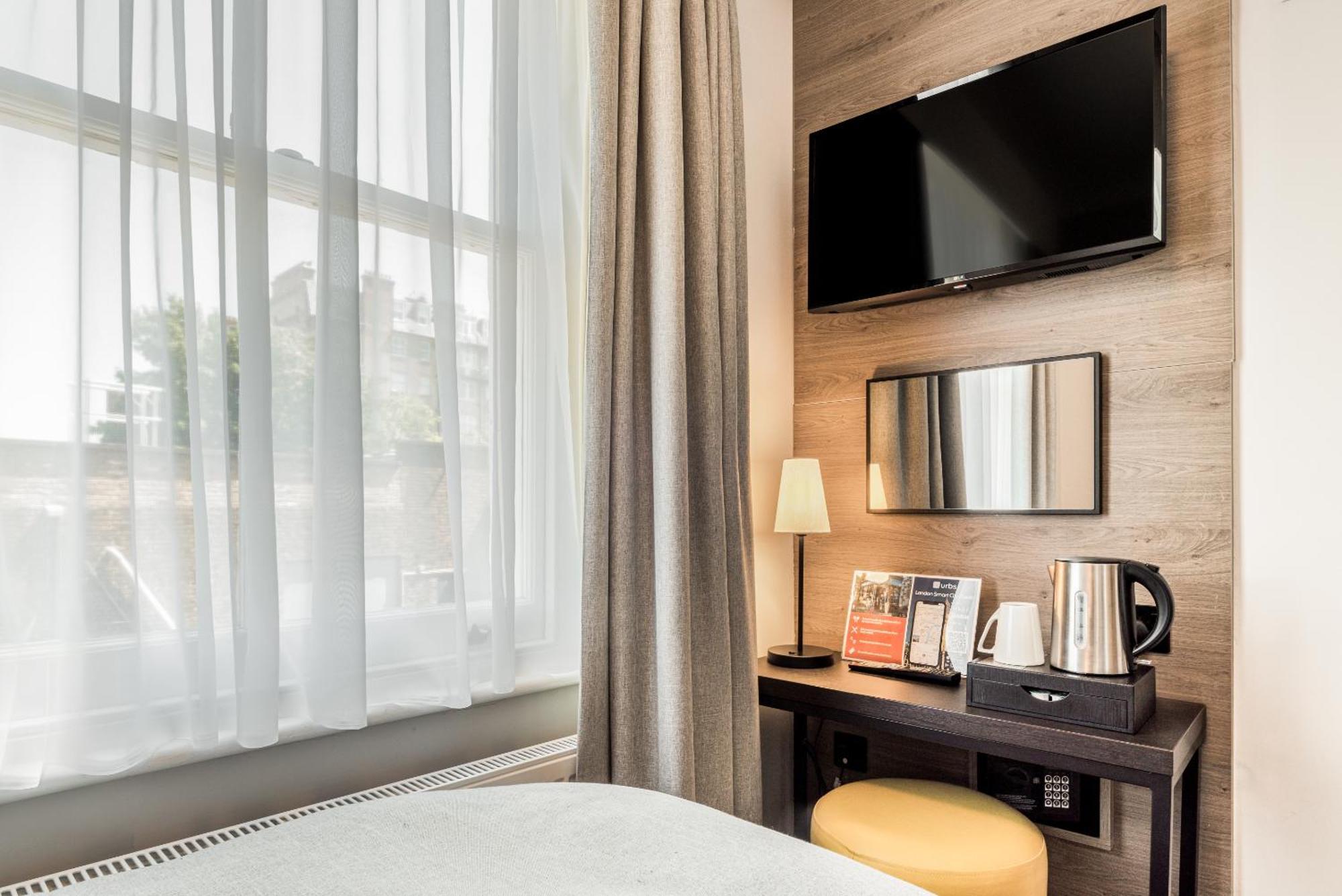Princes Square London Room photo