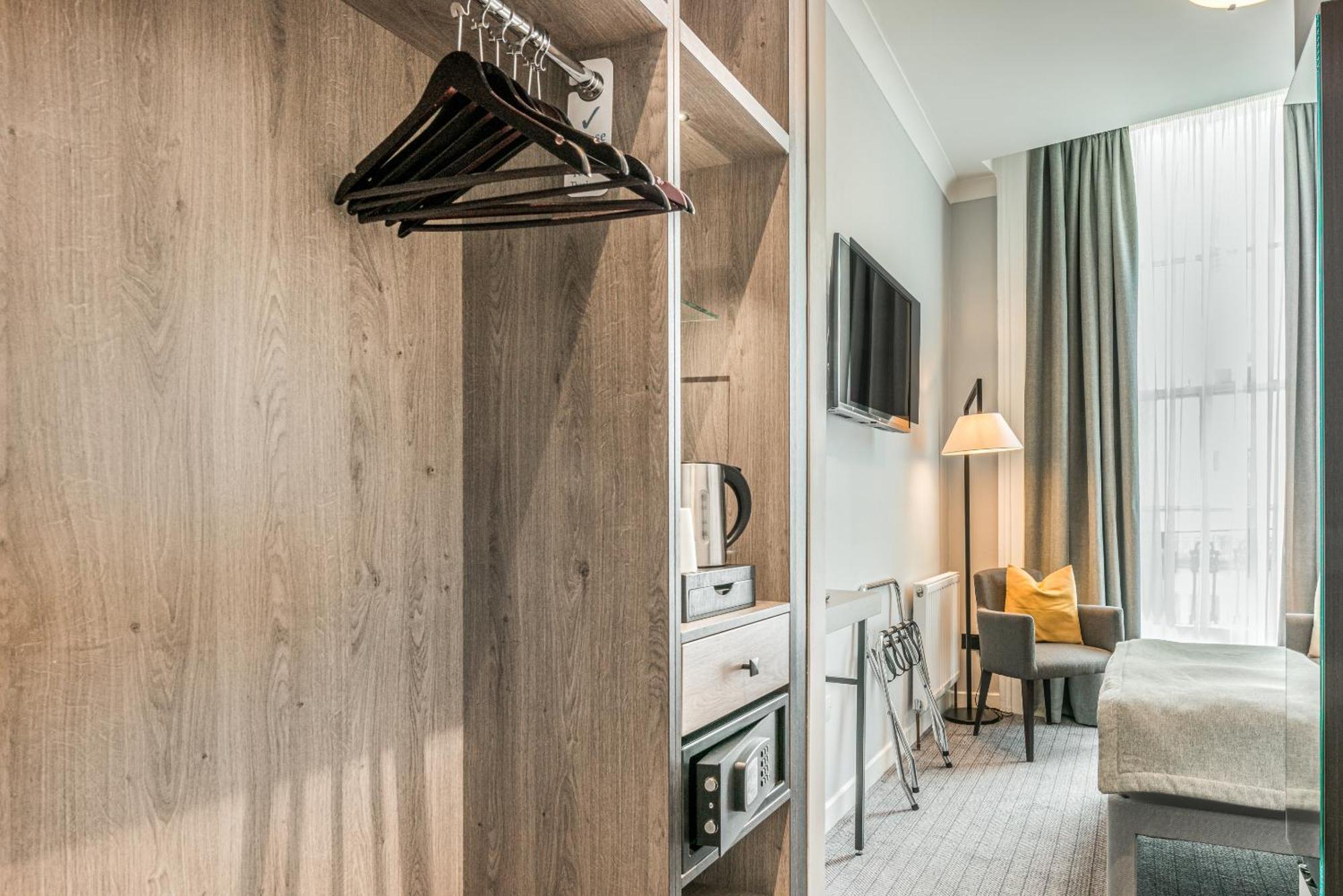 Princes Square London Room photo