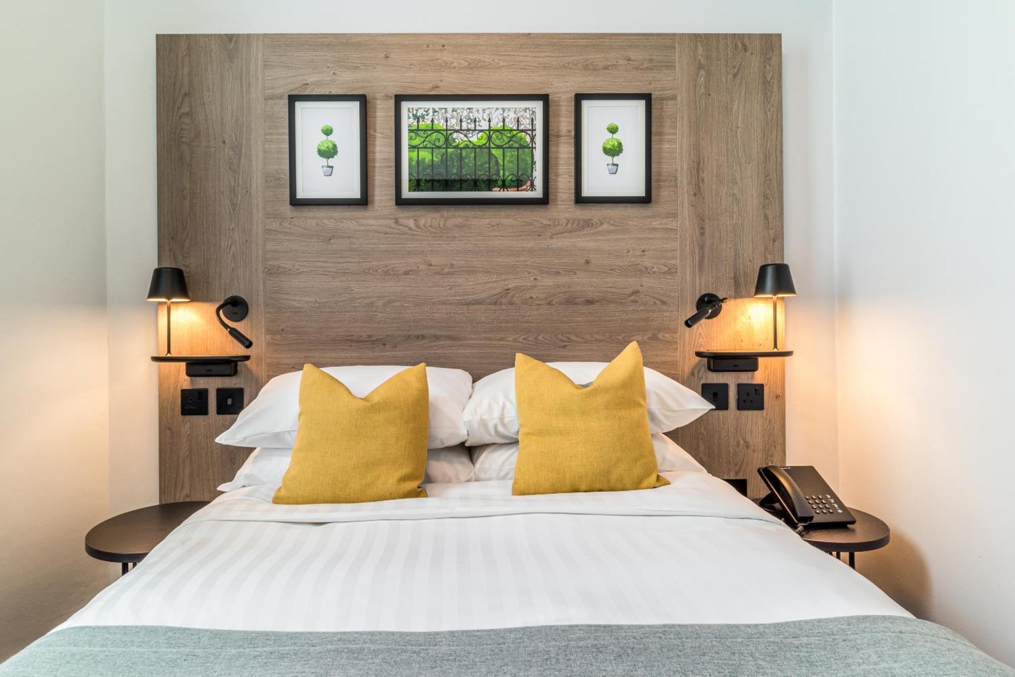 Princes Square London Room photo