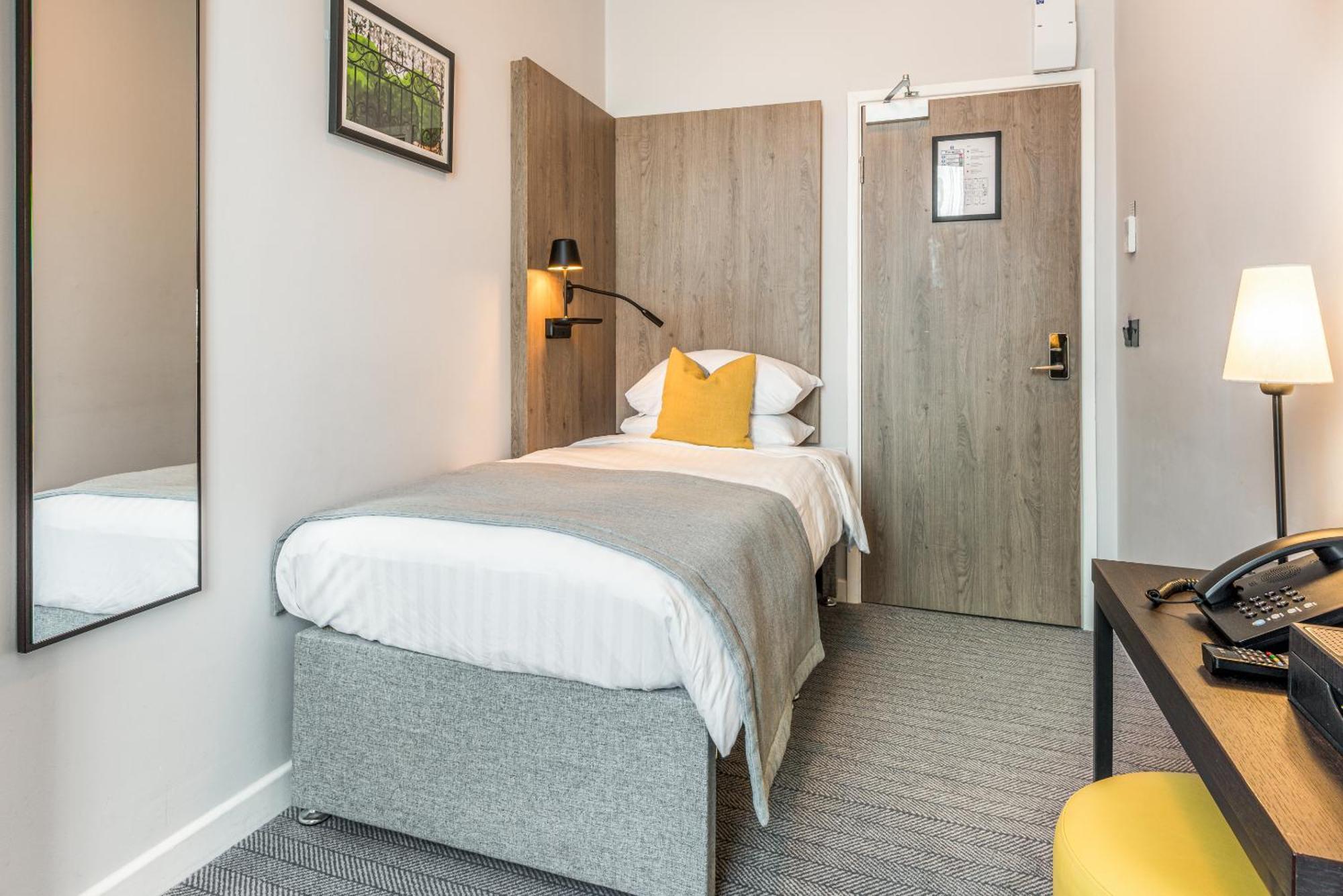Princes Square London Room photo