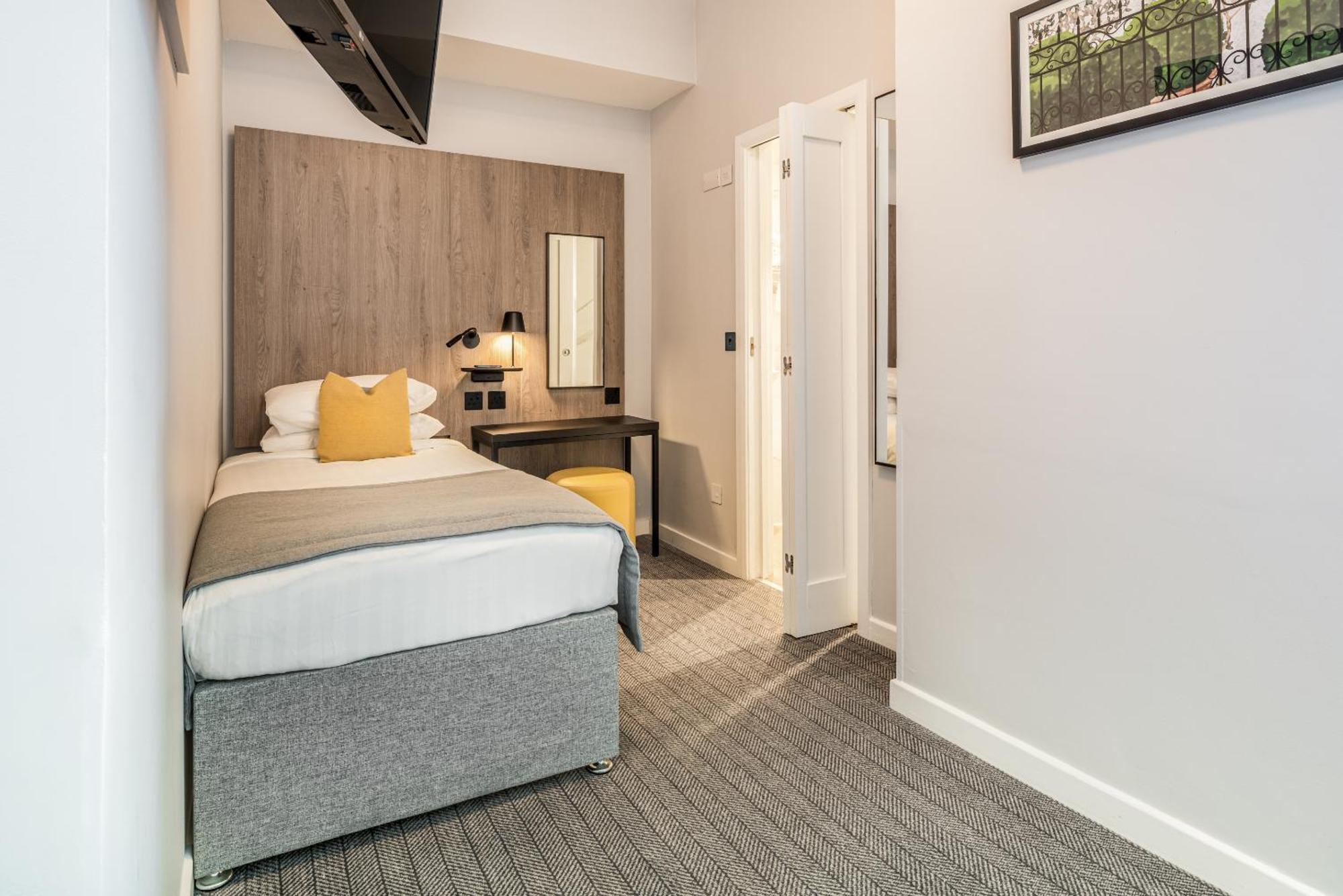 Princes Square London Room photo