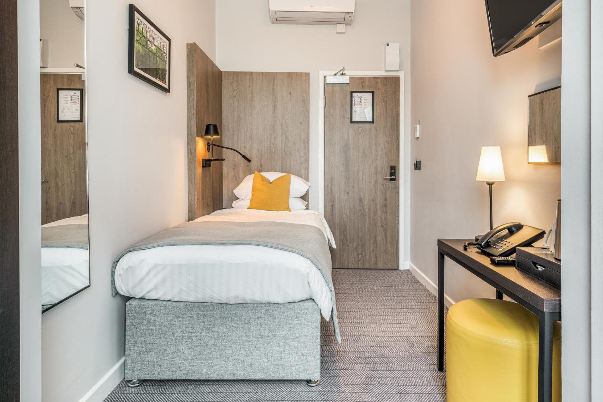 Princes Square London Room photo