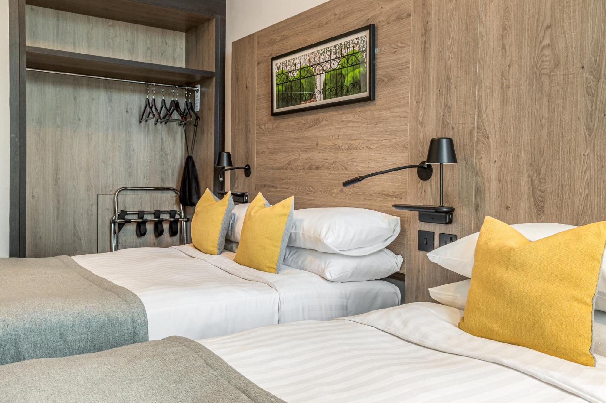 Princes Square London Room photo