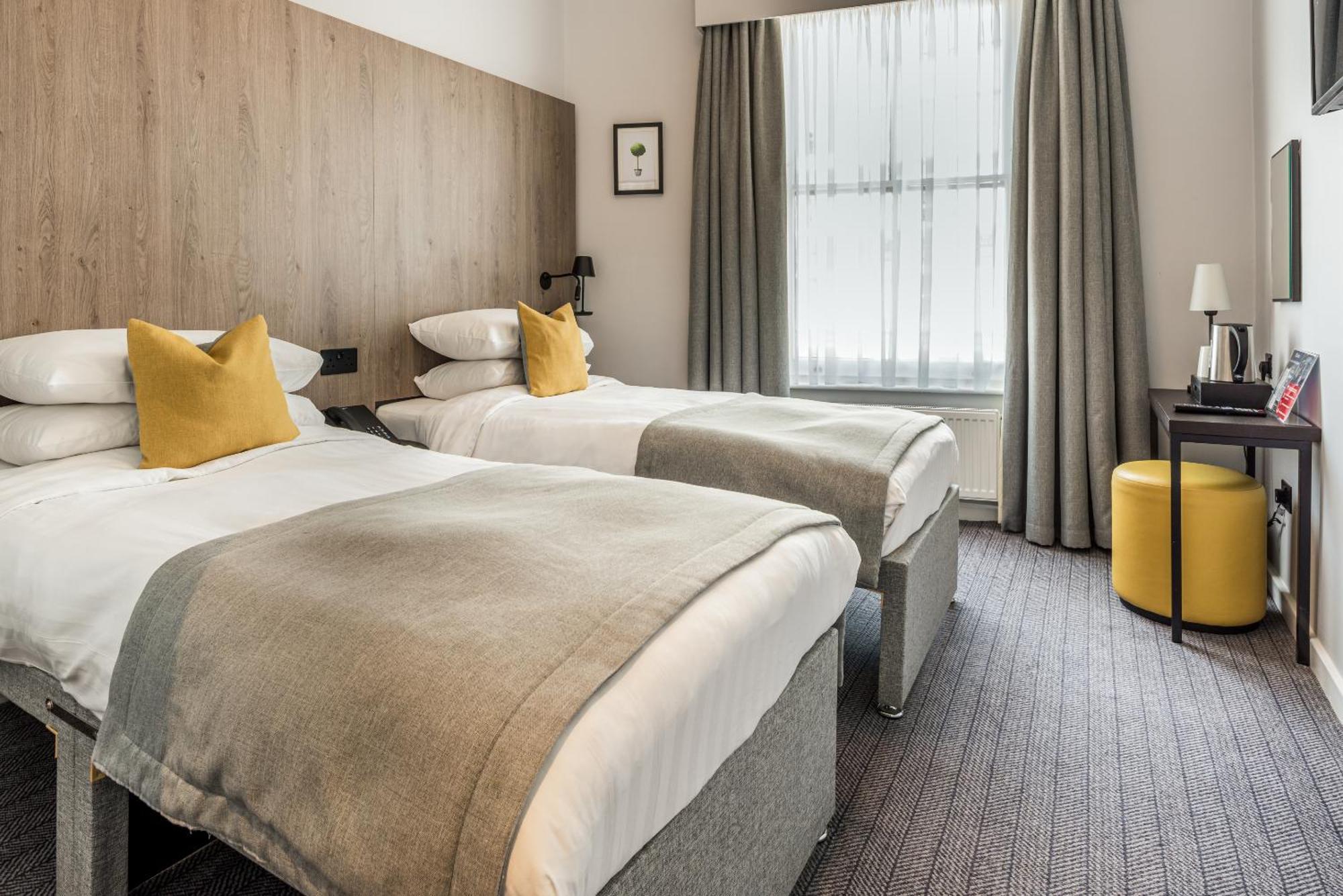 Princes Square London Room photo