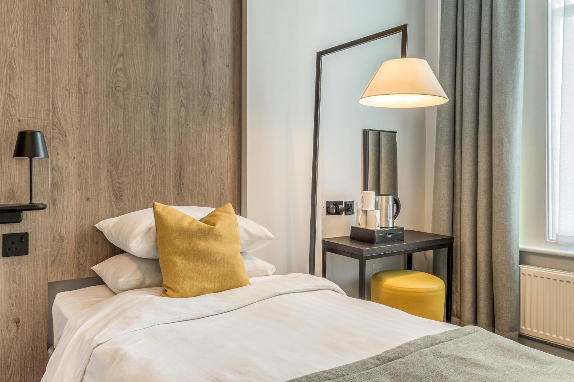 Princes Square London Room photo