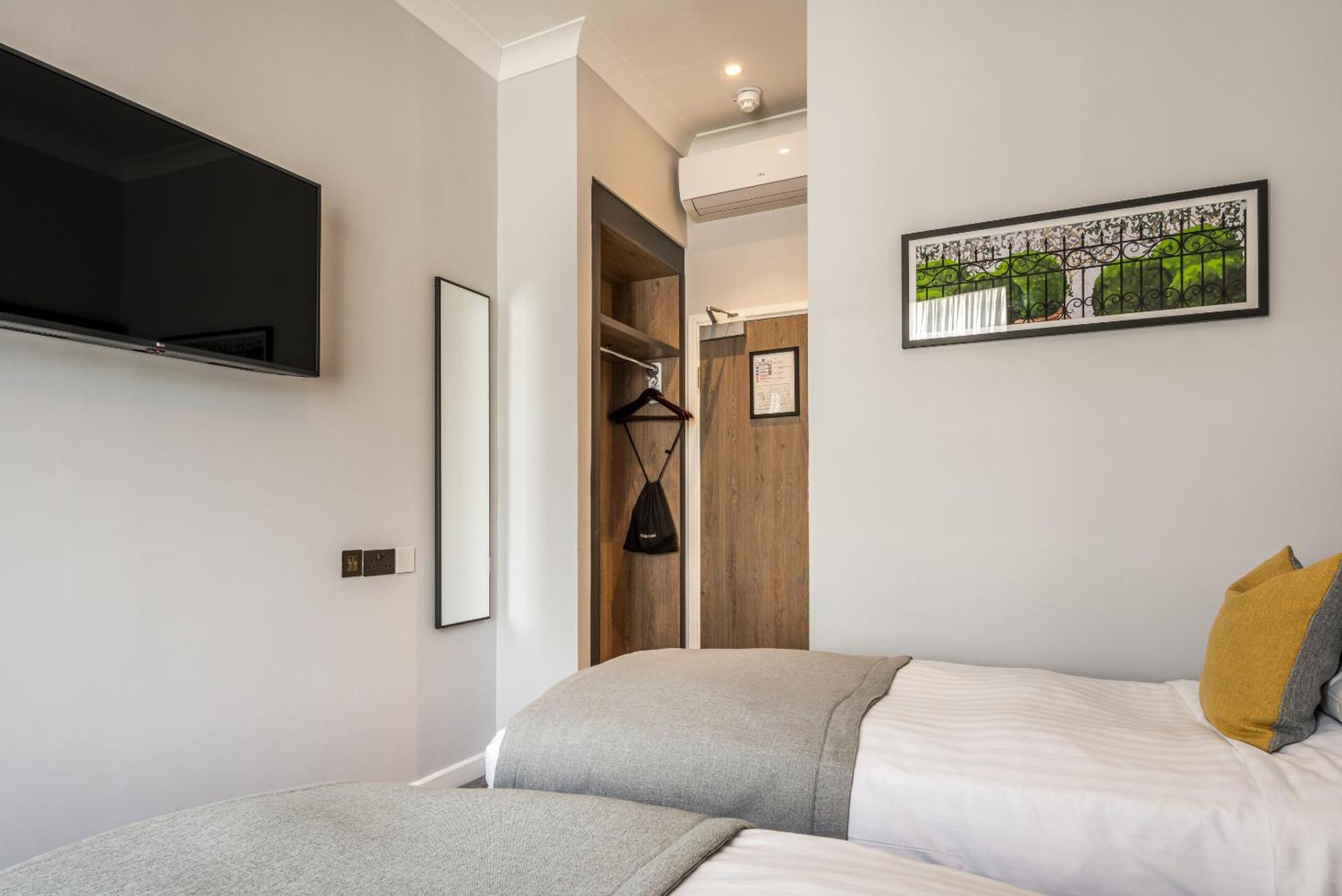 Princes Square London Room photo