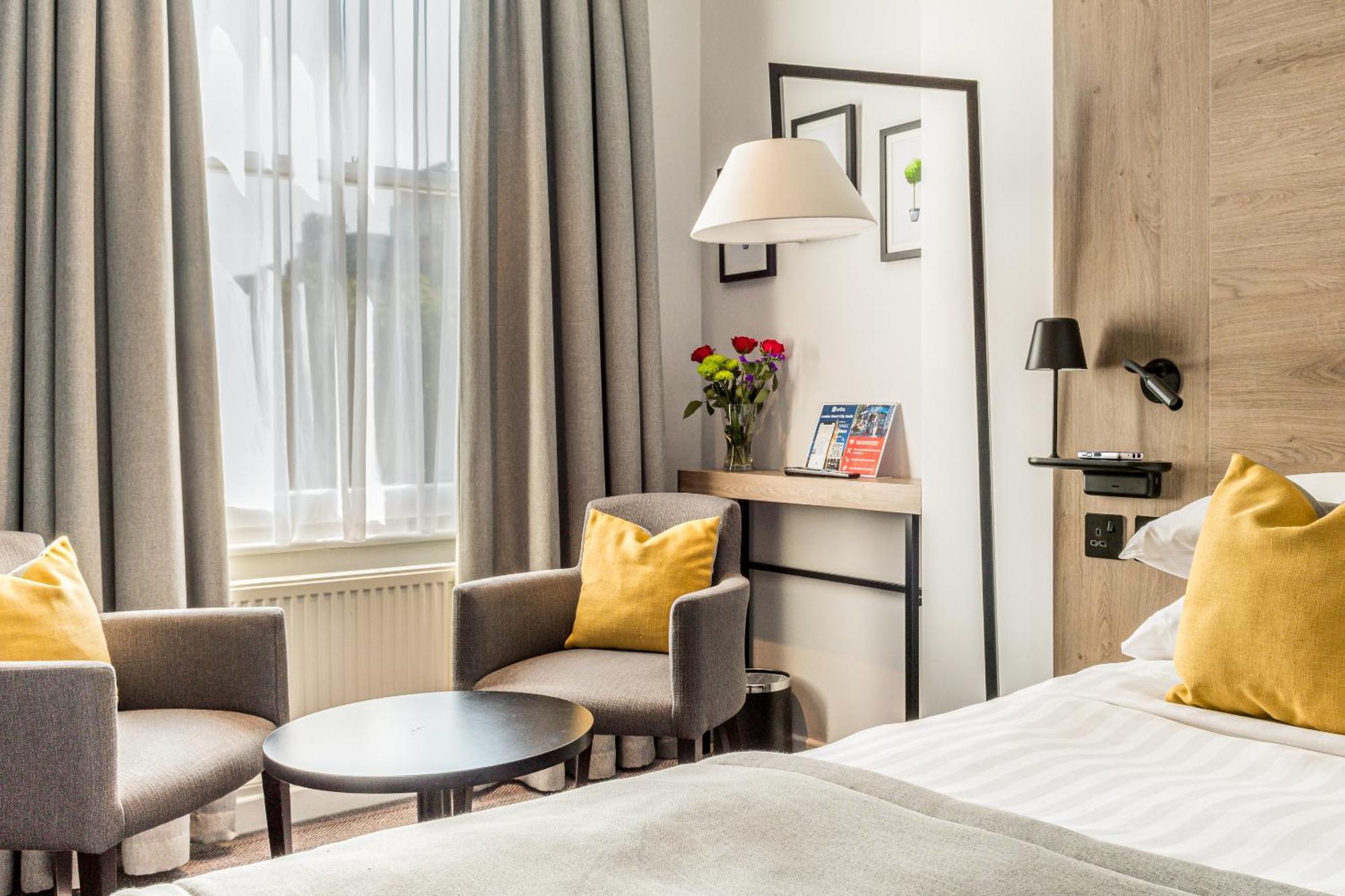 Princes Square London Room photo