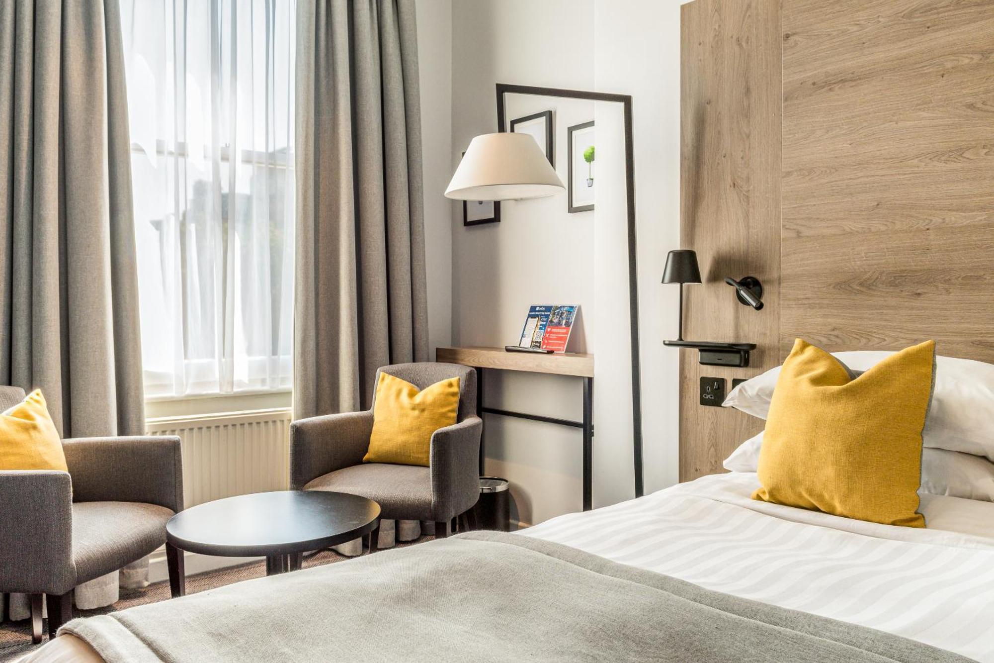 Princes Square London Room photo