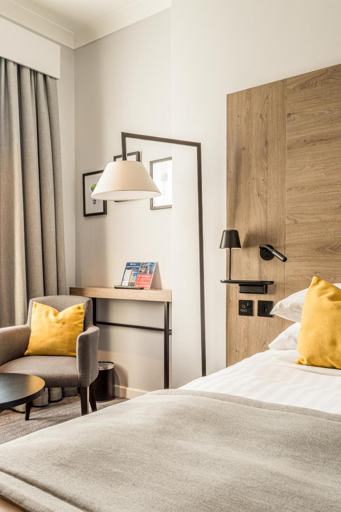 Princes Square London Room photo