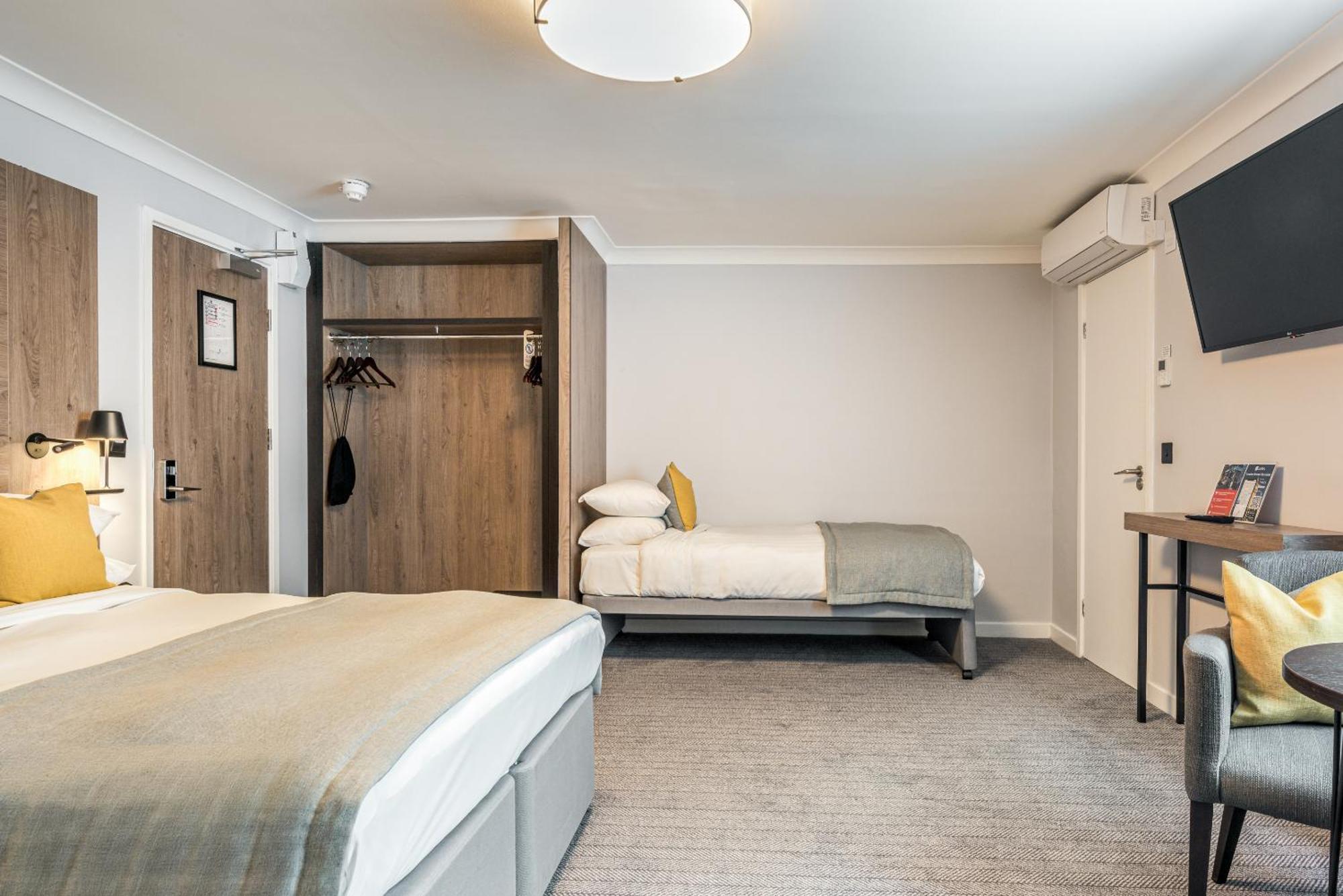 Princes Square London Room photo